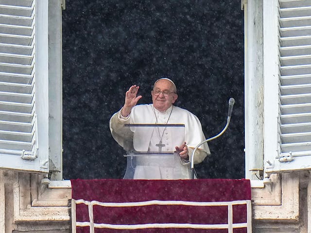 Pope Francis and Holocaust filmmakers to receive 'Cinema for Peace' award