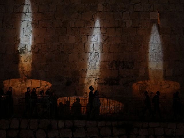 Thousands of Israelis gather for Holocaust survivor Esther Greitzer's funeral