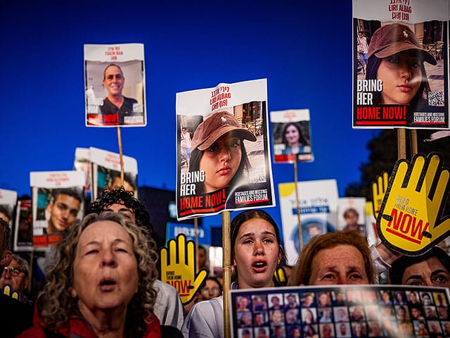 Hostage families urge Gantz and Eisenkot to 'remove obstacles in deal with Hamas'