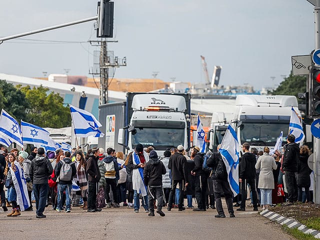 Tsav 9 activists block path of trucks carrying aid for Gaza near Hebron