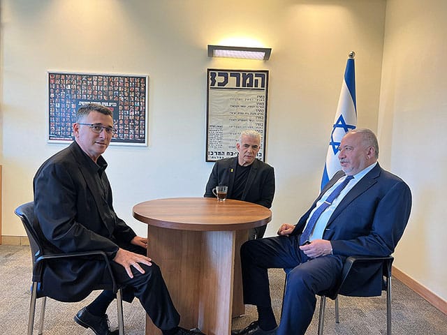 Opposition party leaders hold meeting, await Gantz's departure from government