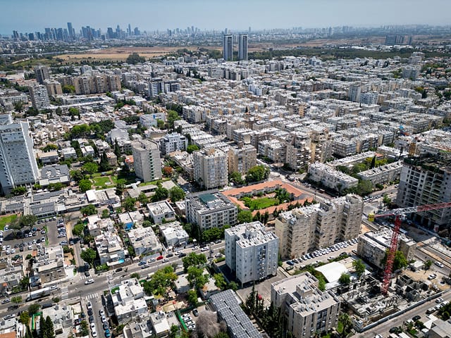 Israeli police detain 10 illegal Palestinian immigrants in Holon