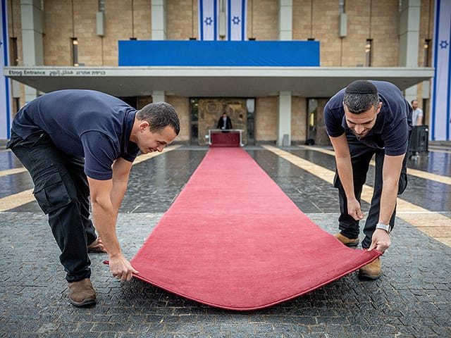 Danny Elgert, brother of Gaza hostage, will be allowed into the Knesset, promises not to disrupt order