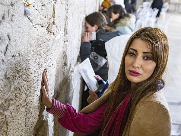 'Miss Iraq' wears dress with Israeli hostage names to Oscars event