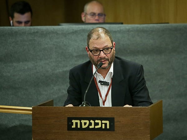 Ofer Cassif says in Knesset that IDF 'beaks into hospitals and attacks people'