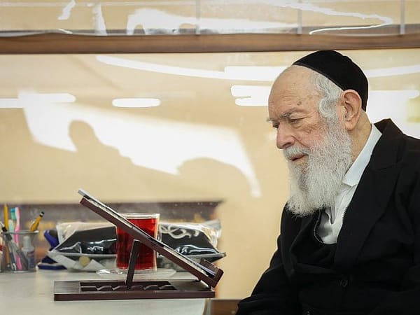 Rabbi Yitzchok Zilberstein meets with families of hostages